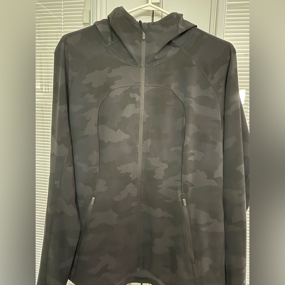 Lululemon lightweight waterproof camo jacket with hood - Size 12